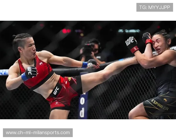 UFC冠军战，张伟丽强势击倒对手再创历史，ufc张伟丽冠军战视频