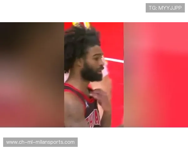 快攻中怀特接球上篮完成关键得分