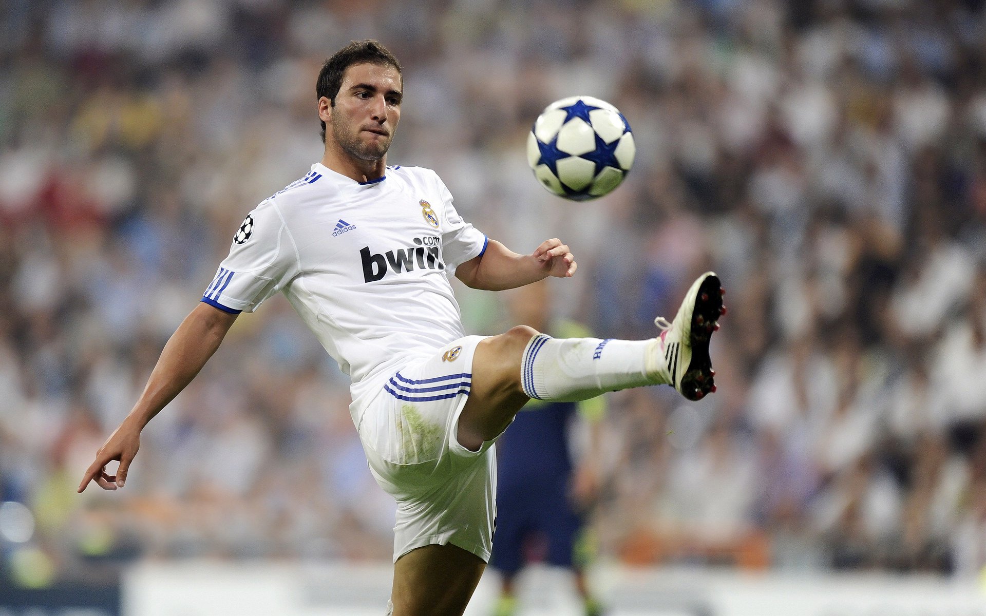 国际足球界引入区块链技术，确保比赛数据透明可信，国际足联最新审定的足球竞赛规则